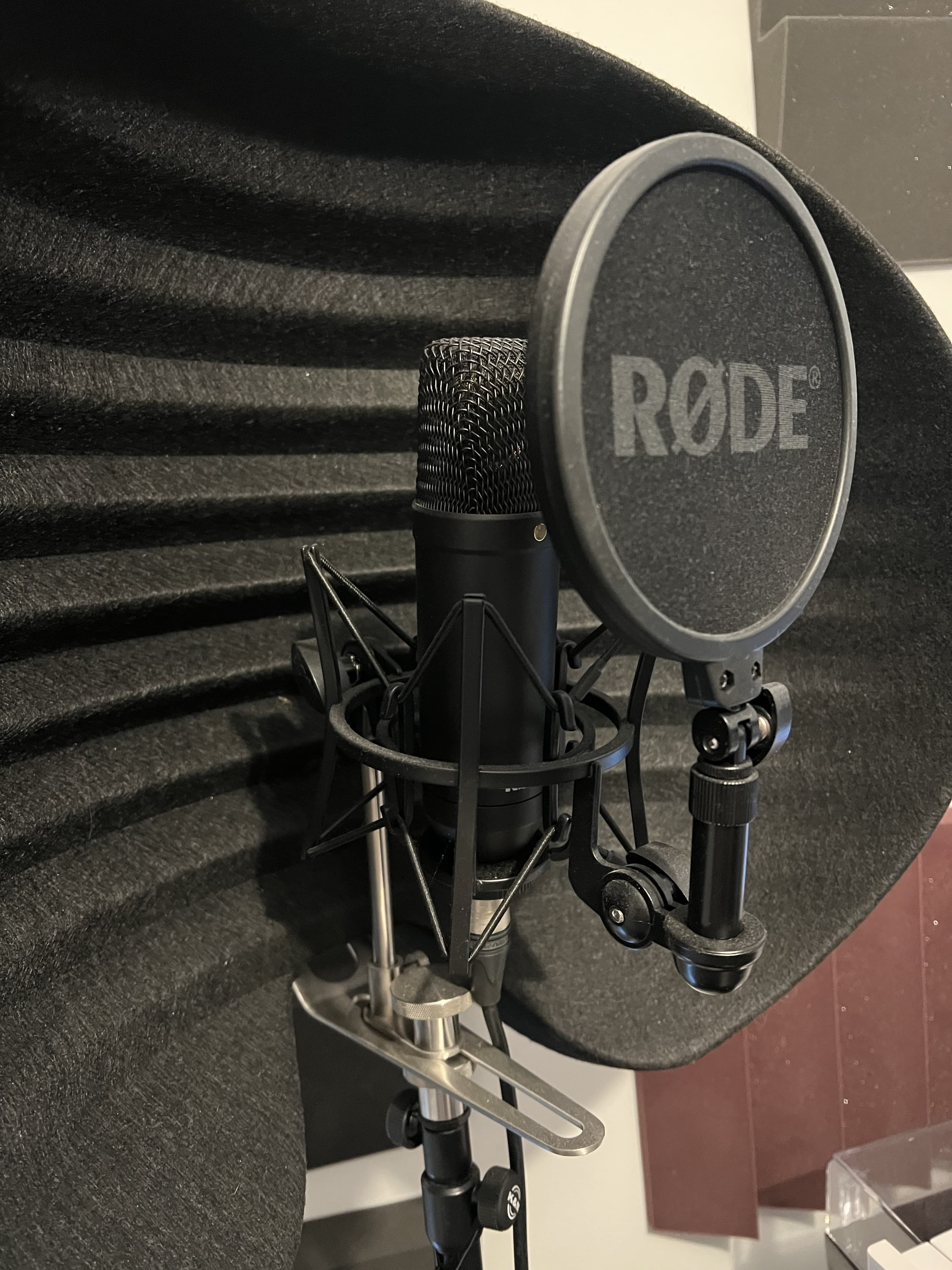 vends rode nt1 + accessoires (filtre anti réflexion + pied)