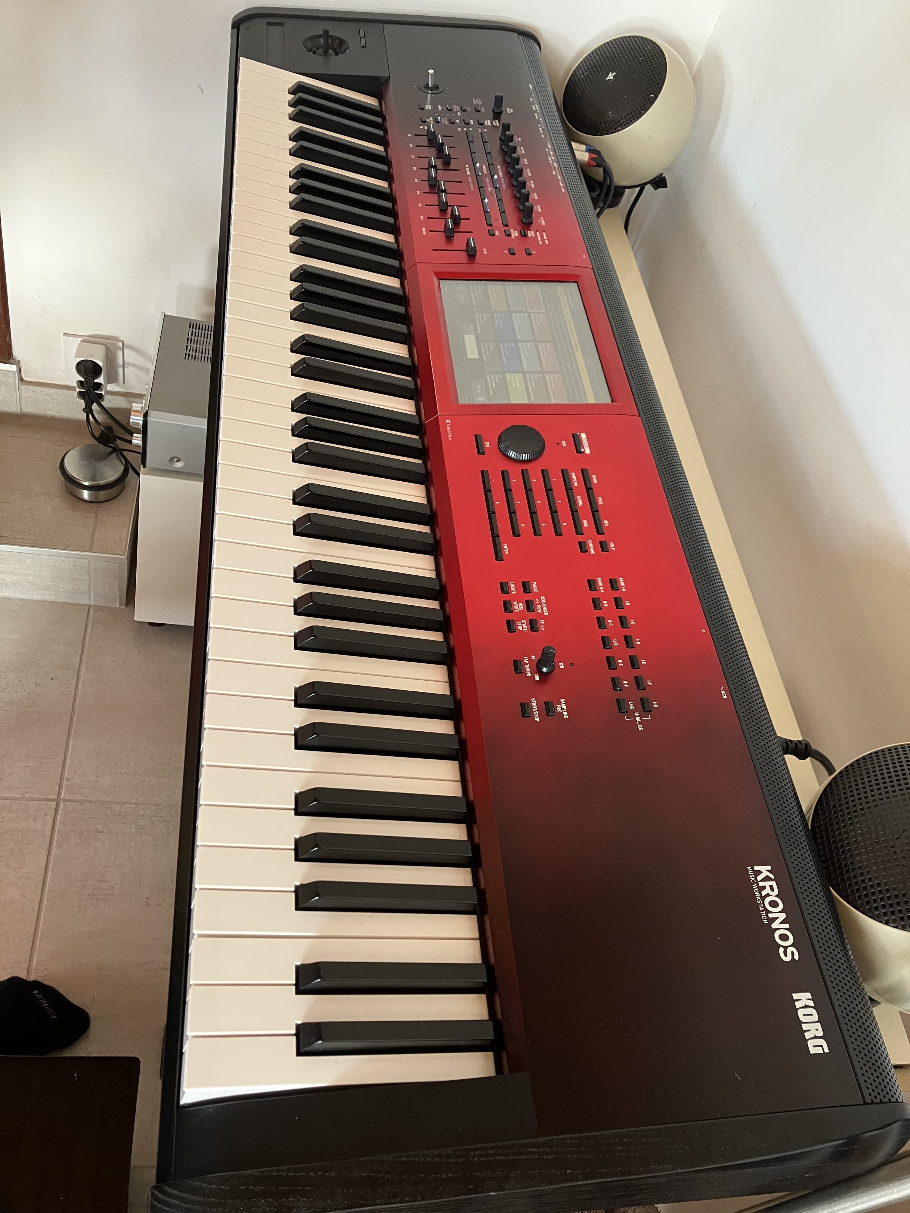 Korg Kronos 2 73 SE sunburst