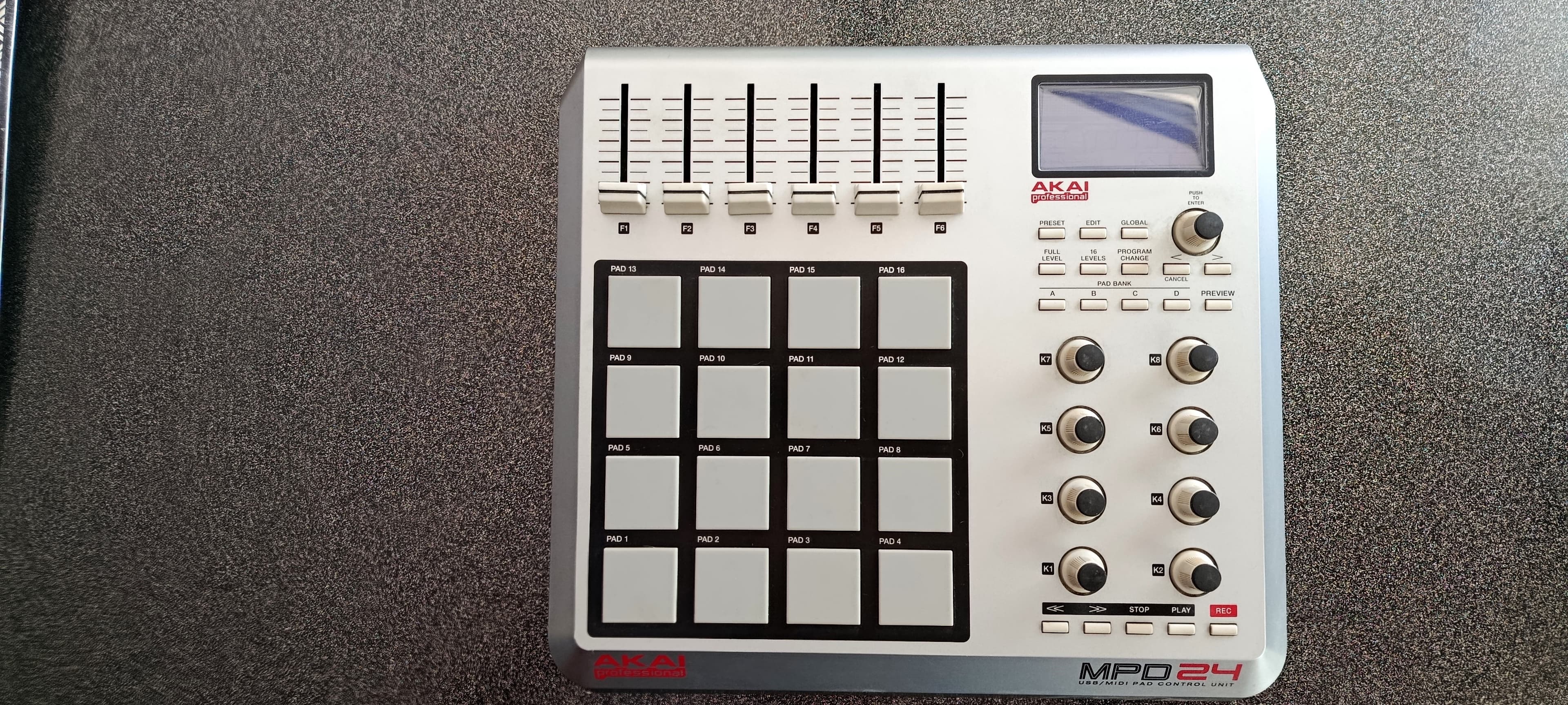 Akai MPD24