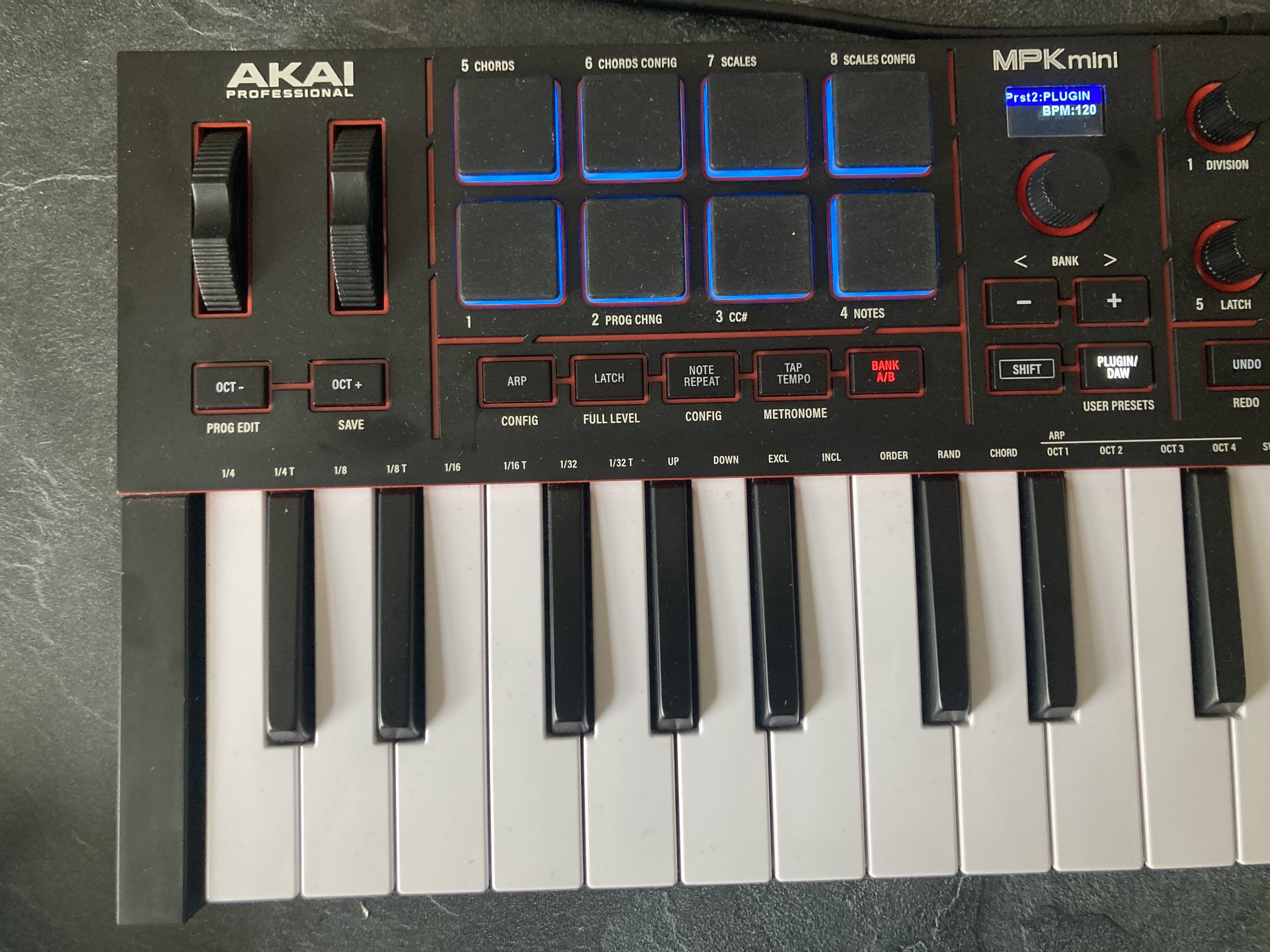 Vends Clavier maître MIDI Akaï Professional MPK Mini IV Black, en parfait état Neuf