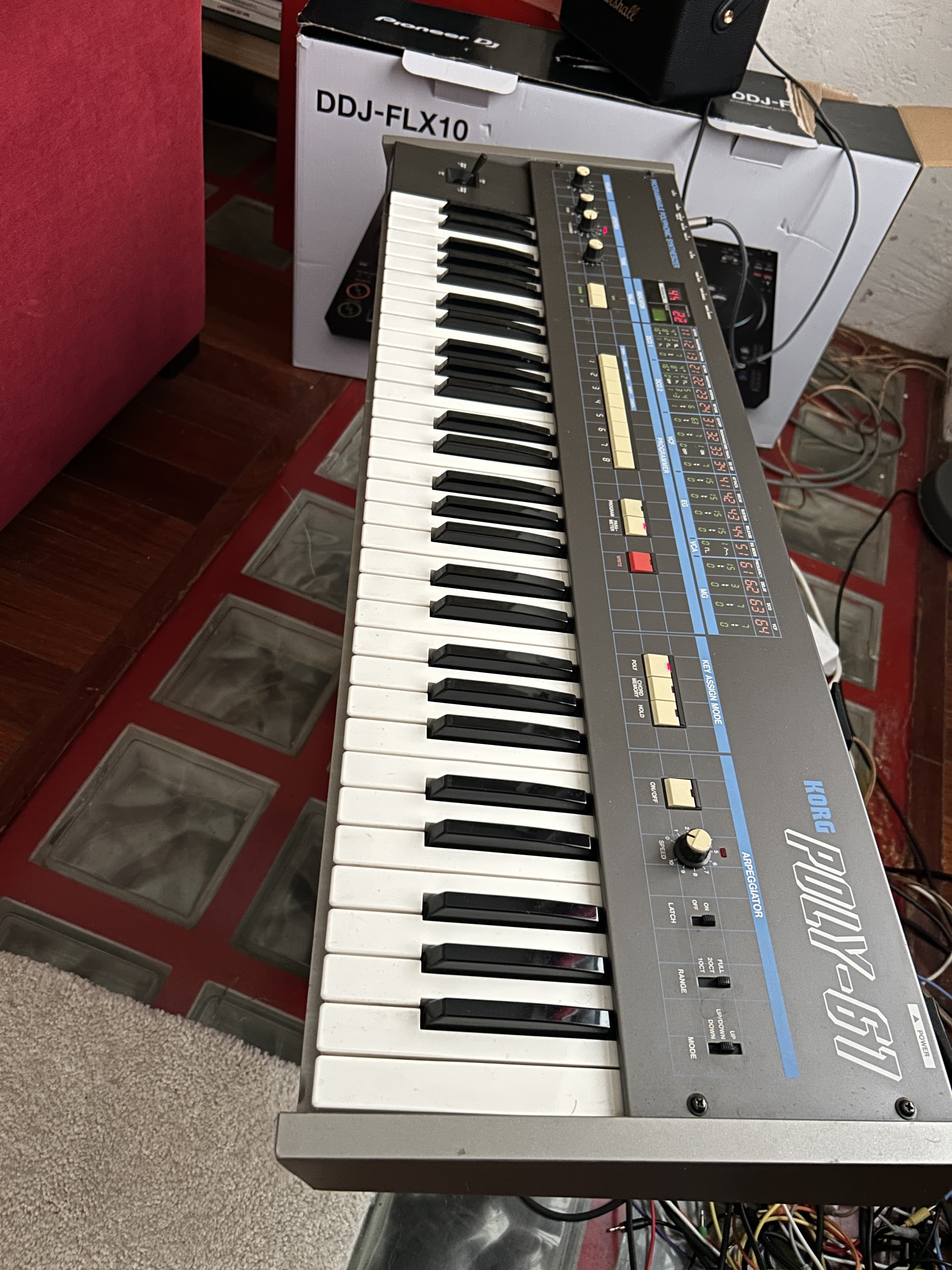 Vends Poly 61 KORG synthé Annalogiques polyphonique avec son implentation d'entree MIDI.