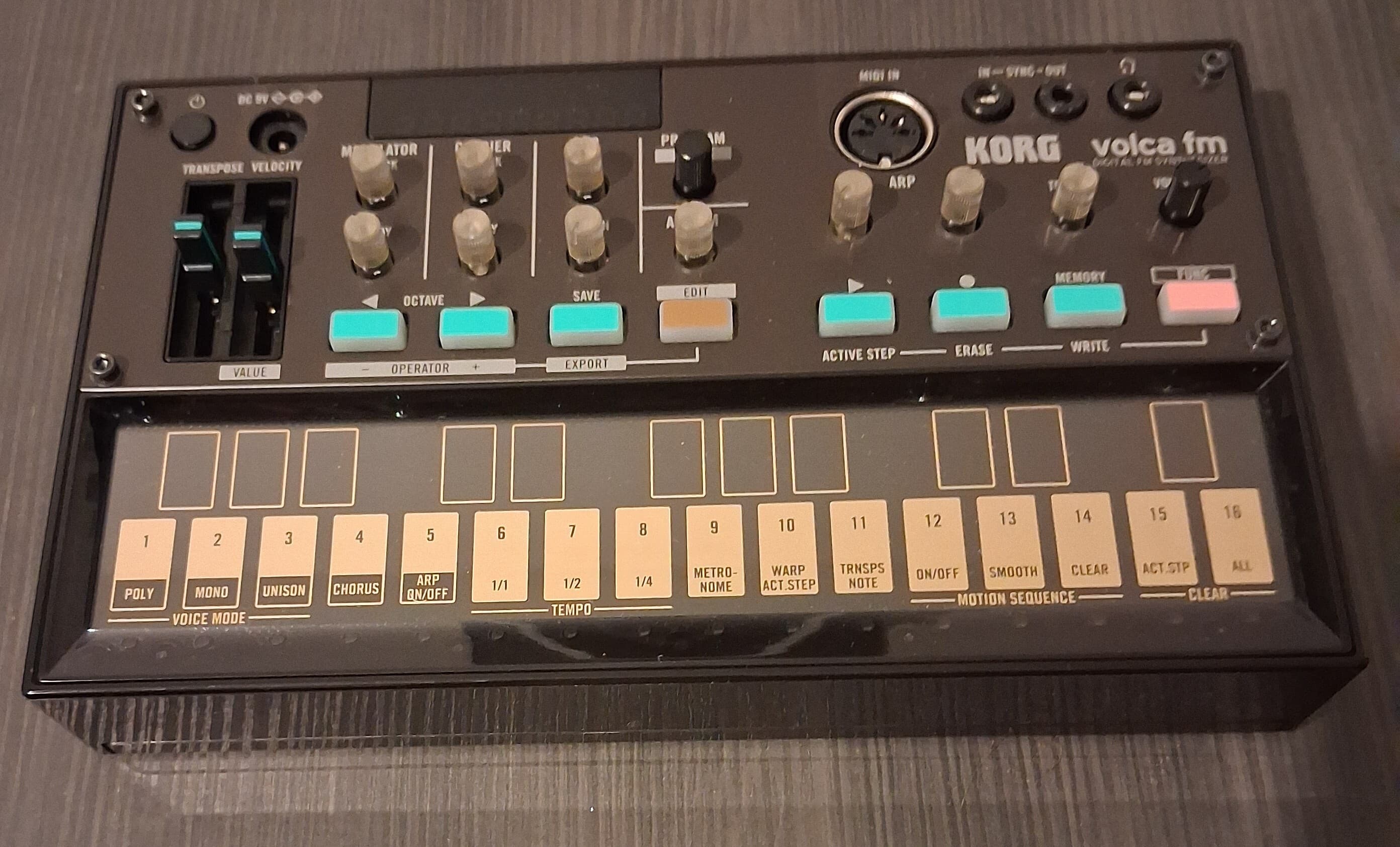 Korg Volca FM + Decksaver de protection – Neuf, jamais utilisé