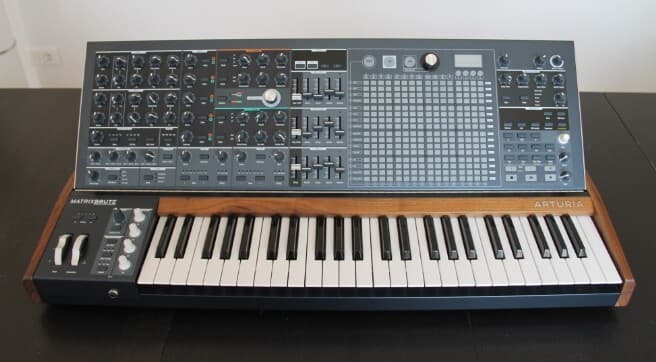 Vends ARTURIA Matrix Brute + flight case sur mesure