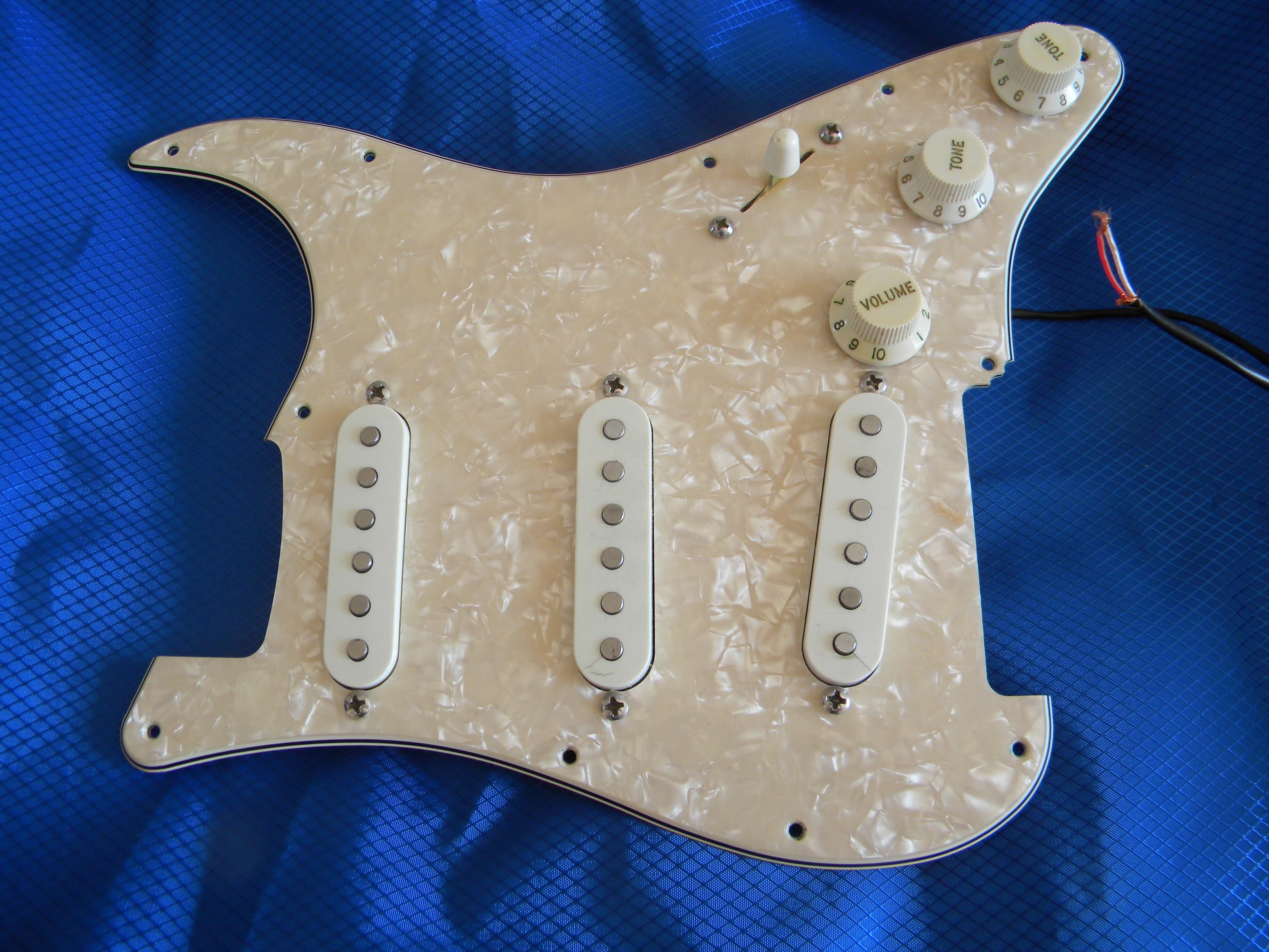 vends pickguard stratocaster micros tornade