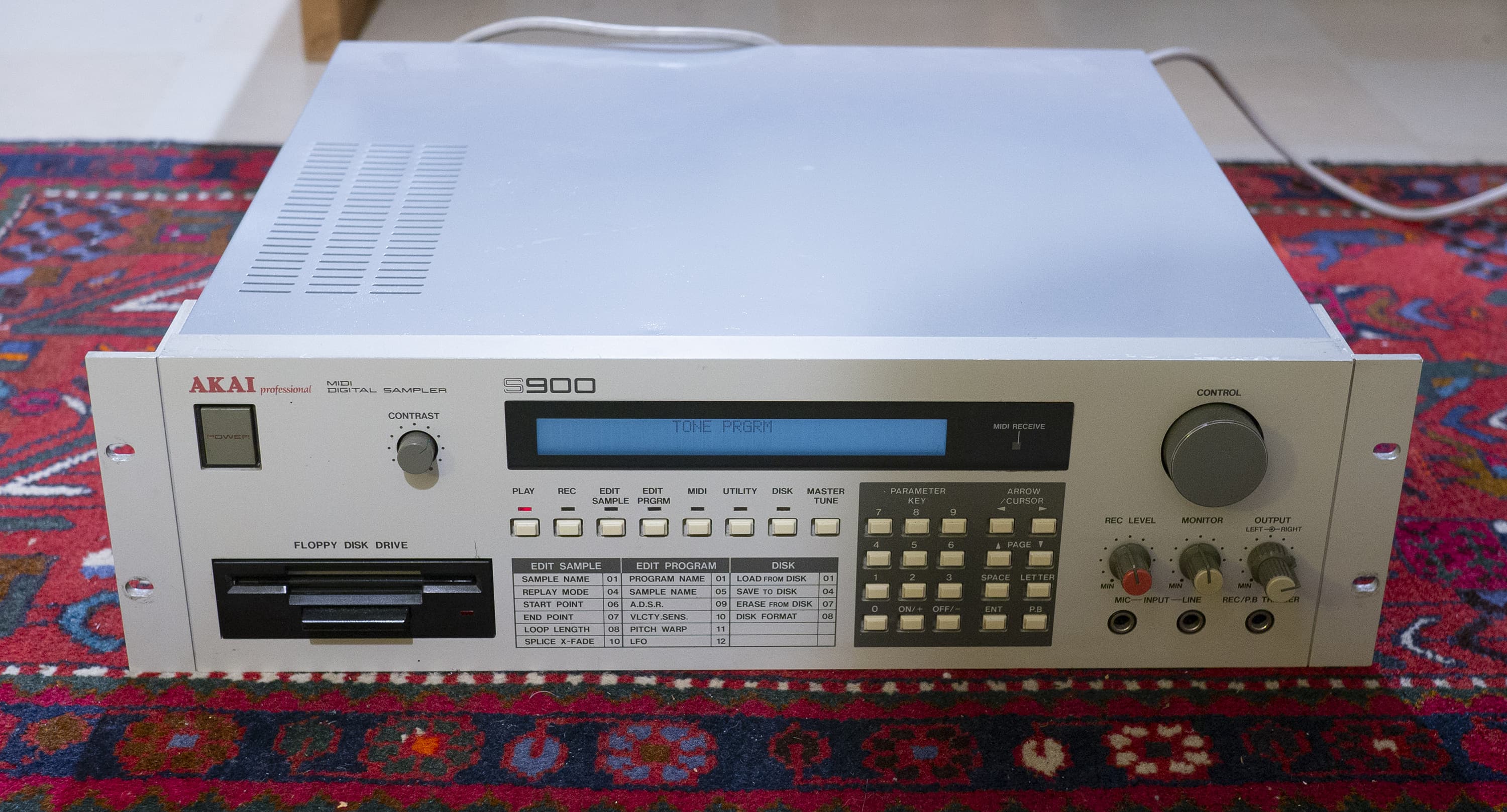 Sampler AKAI S900