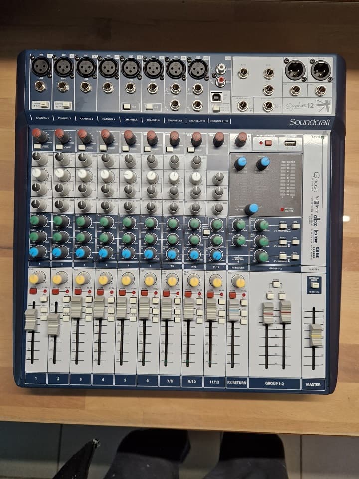 Table de mixage Soundcraft Signature 12