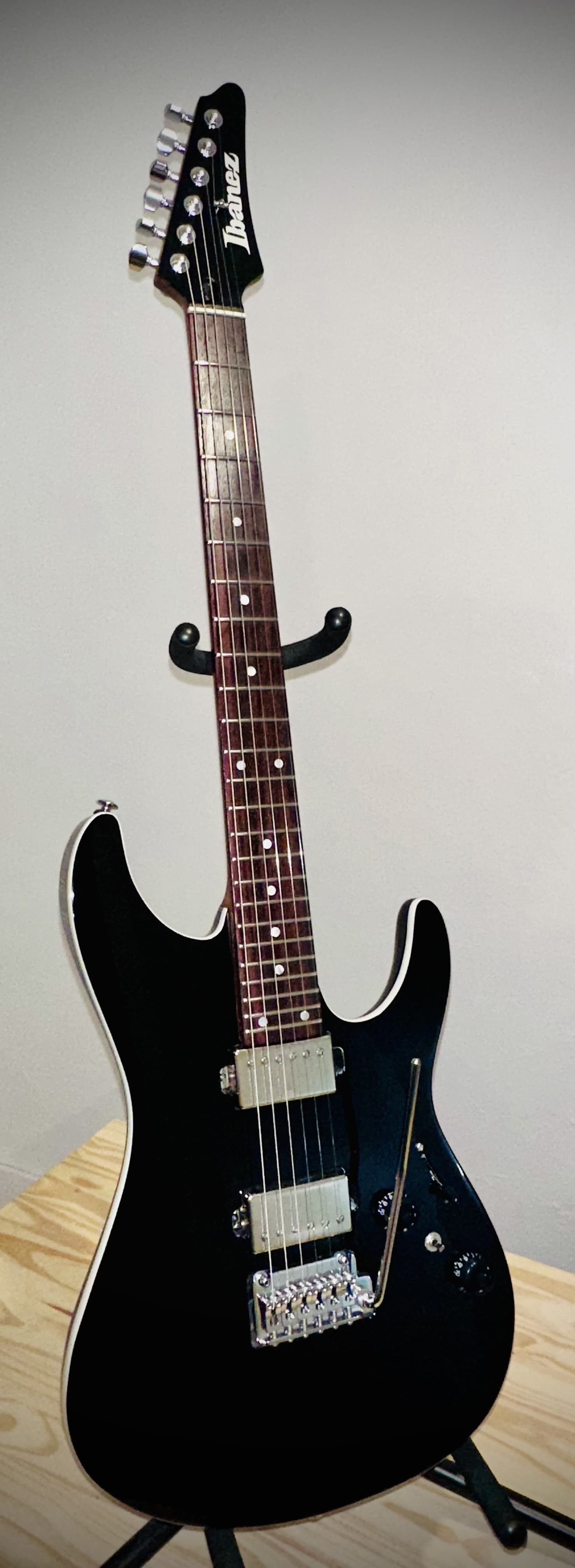 Guitare Ibanez AZ 42P1 Premium noire