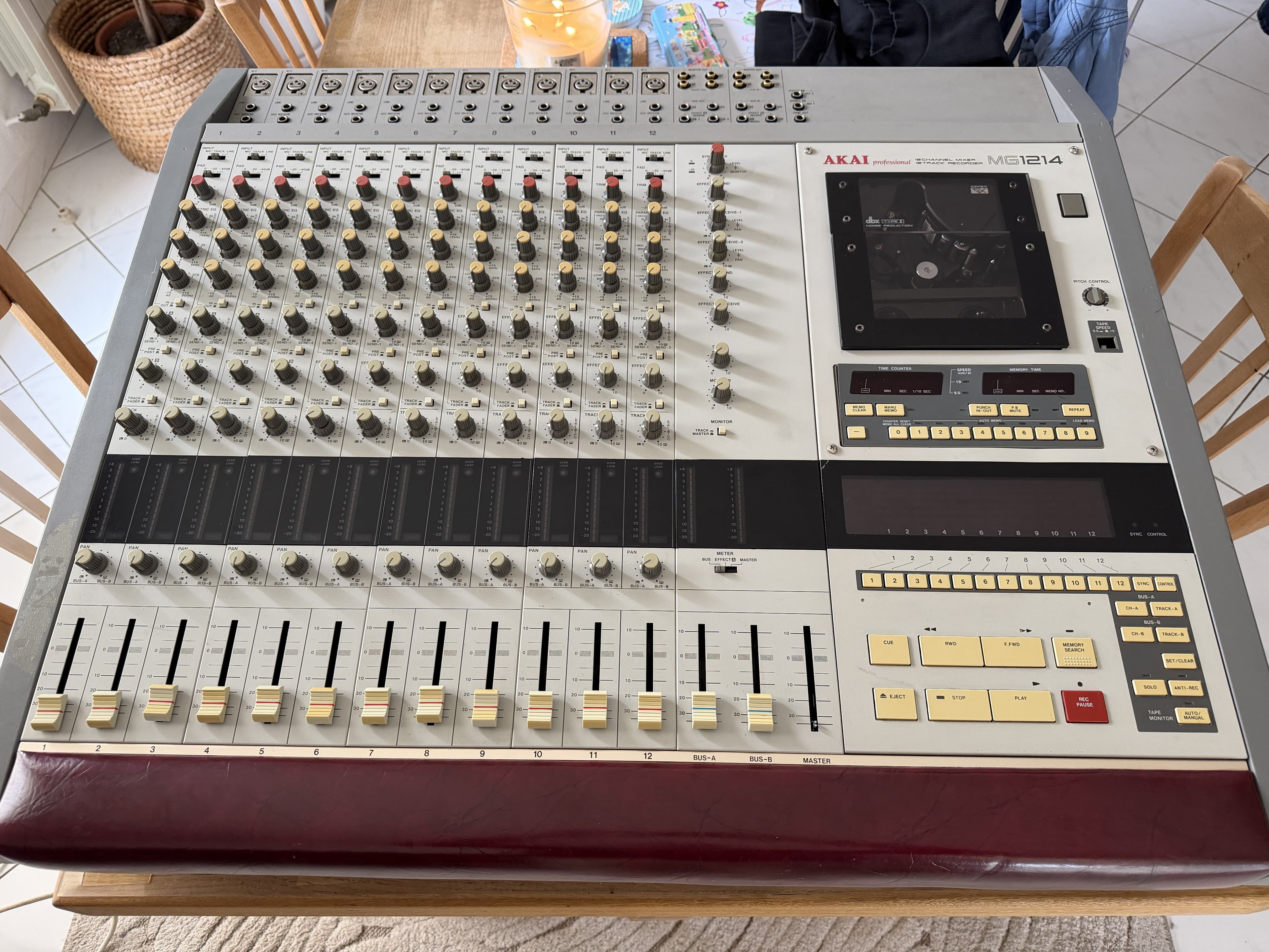 AKAI MG1214