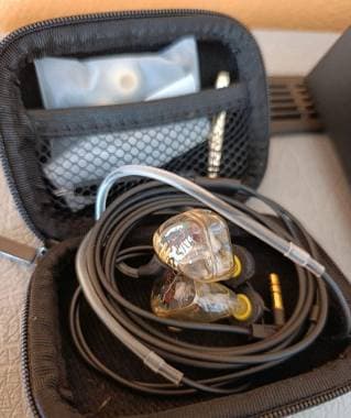 XVive t9 xvive in ear monitor mai usate con scatolo cuffie