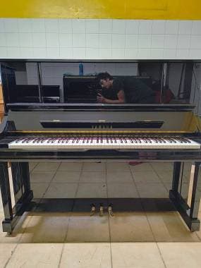 Pianoforte Yamaha YU3 ex demo modello YU30 con trasporto e panca