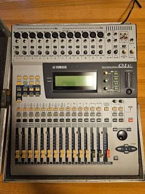Mixer Yamaha 01V