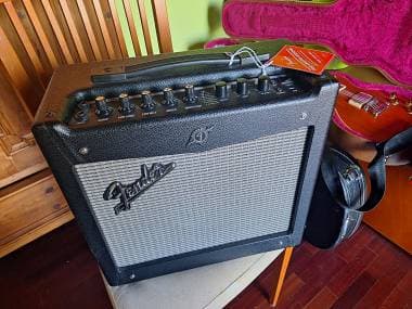 Fender Mustang1 V2. Ottimo per principianti e per esercitarsi in casa.