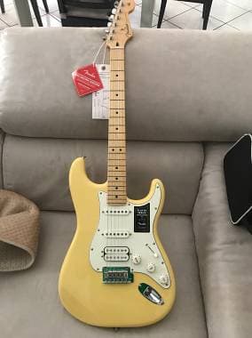 Fender Stratocaster HSS Buttercream con custodia