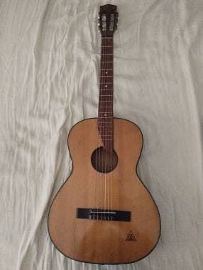 Chitarra parlor