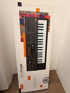 Arturia minifreak con ancora la pellicola
