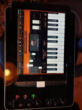 Behringer I STUDIO is 202