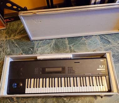 Korg M1 con flight case rigido