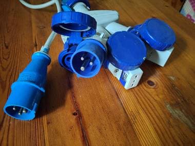 Adattatore multiplo da 380 a 220 volt