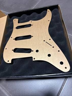 Fender STRATOCASTER ALLUMINIO ANODIZZATO GOLD MEX/USA SCAMBIO TRACOLLA IN PELLE