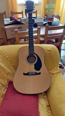 fender acustica elettrizzatta + ampli a batteria e corrente