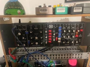 Behringer Model D (con ali per modulare)