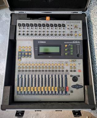Mixer digitale Yamaha 01v con flight case