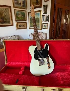 Chitarra elettrica creata da un liutaio Livornese di nome Levrier
