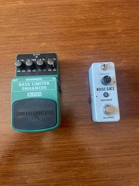 vendo due pedalini / effetti per basso elettrico