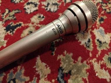 AKG D310 microfono