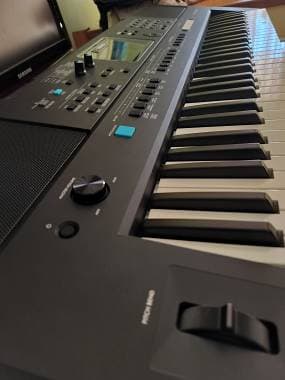 Yamaha PSR-E473 perfetta + accessori originali