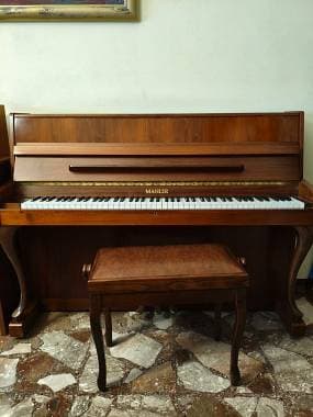 Pianoforte verticale da studio  Mahler  Noce Chippendale  anni '80