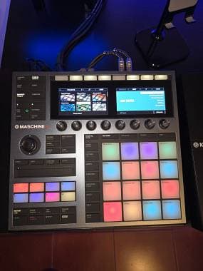 Native Instruments Maschine plus con 23 espansioni incluse
