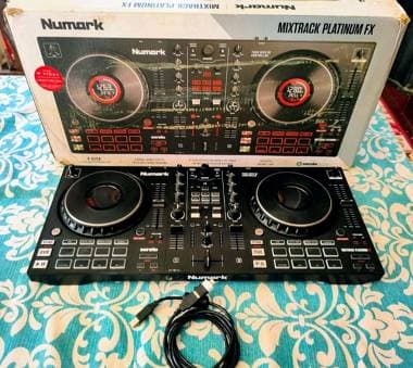 Numark Mixtrack Platinum FX