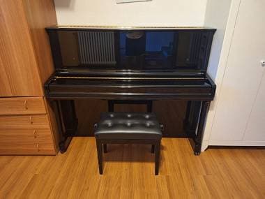 Samick Pianoforte a muro con sgabello