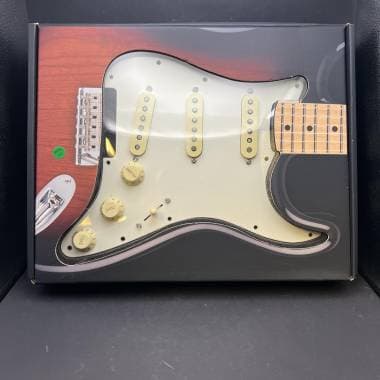 FENDER - PRE WIRED PICKGUARD 57 62 STRATOCASTER PARCHMENT WHITE - Spedizione Gratis
