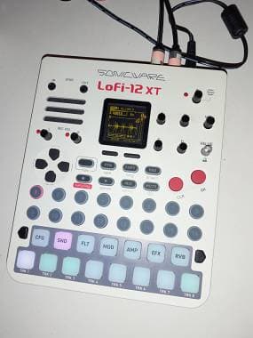Sonicware LoFi-12 XT Special edition con accessori aggiuntivi
