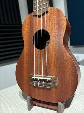 Adonis Ukulele Soprano con corde di ricambio