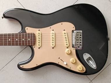 Squier Stratocaster Standard per mancini