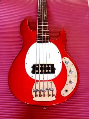 Basso elettrico 5 corde stile ispirato Music Man