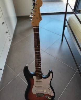 Squier by Fender Debut Stratocaster two sunbust