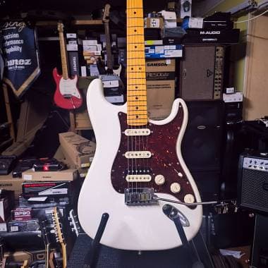 Fender American Ultra Stratocaster HSS, Maple Fingerboard