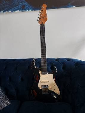 Fame Custom ST HSS RW Licorice over Sunburst