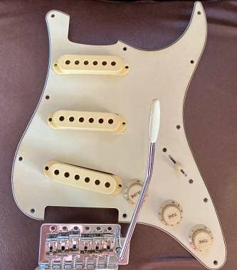 Battipenna/pickguard+plastiche manopole,copri pickups,tips+ponte Stratocaster