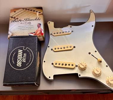 Bare Knuckle 63 Pickups cablati con obsidian wire su battipenna mint green
