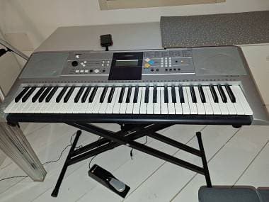 Yamaha PSR-E323 in ottime condizioni con supporto e pedale