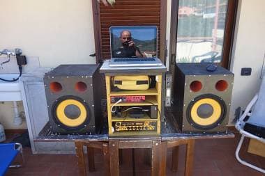 Setup rack artigianale per basso con Markbass Little Mark III e casse