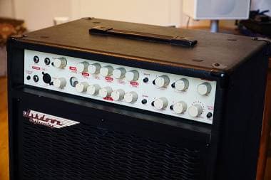 Combo per chitarra acustica e voce Ashdown Acoustic Radiator 2