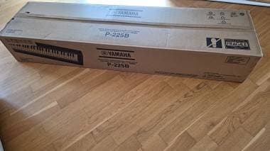 Yamaha P225 B ancora incartata
