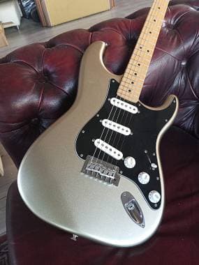 Fender 75TH ANNIVERSARY STRATOCASTER DIAMOND ANNIVERSARY