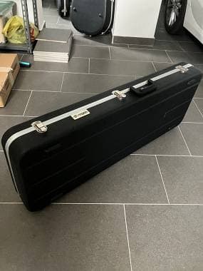 Vendo custodia rigida imbottita per chitarra tipo Telecaster o Stratocaster